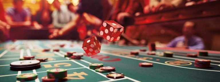 Antarmuka aplikasi mobile replay777 dengan menu kasino live dan sportsbook